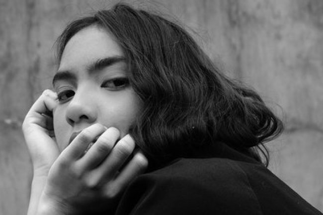 Menghadirkan Kejujuran dalam Musik: Profil Penyanyi Dere