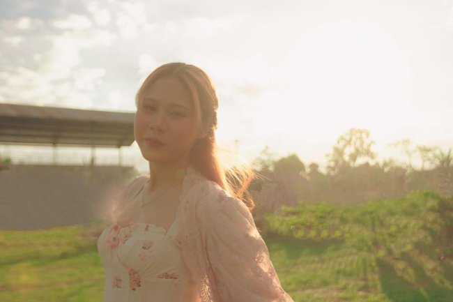 Nadin Amizah dan Gaya Fashion yang Unik