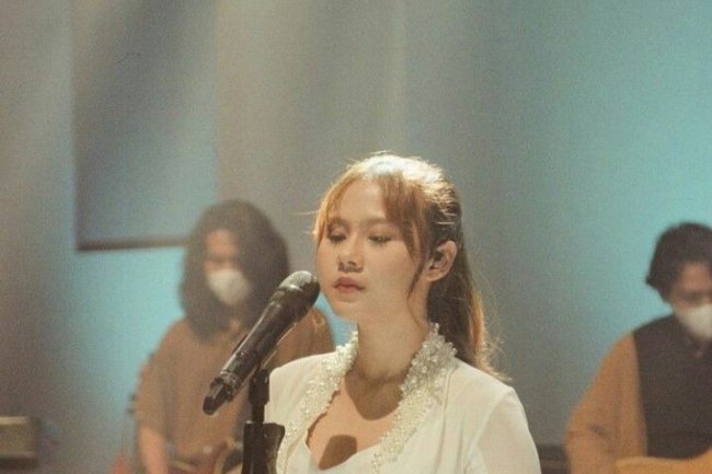 Nadin Amizah: Suara Khas yang Membawa Ketenangan