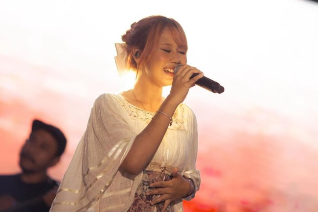 Analisis dan Makna Lagu "Menangis di Jalan Pulang" oleh Nadin Amizah