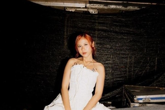 Refleksi Melankolis dalam Lagu "Seperti Takdir Kita yang Tulis" oleh Nadin Amizah