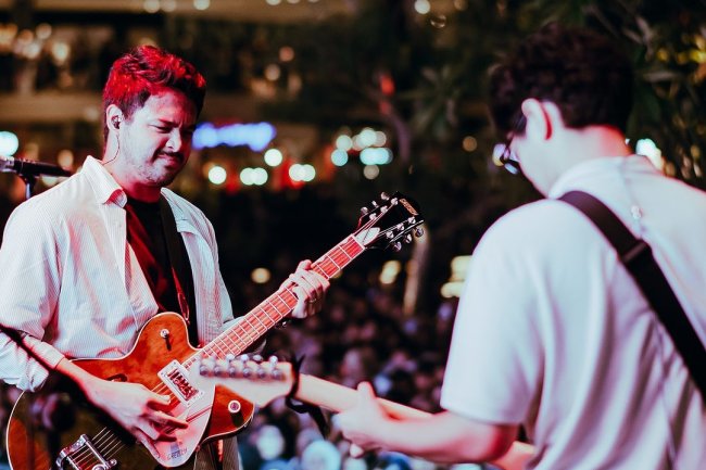 "Do You Still Wanna Carry Me?" – Perjuangan dan Ketidakpastian dalam Hubungan