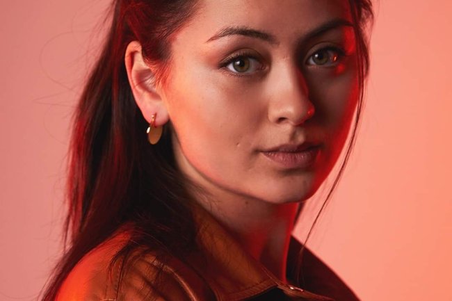 Mengupas Kisah di Balik Lagu "Adore" oleh Jasmine Thompson