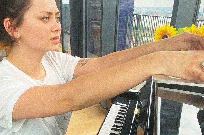 Mendalami Makna Lirik ‘Adore’ oleh Jasmine Thompson