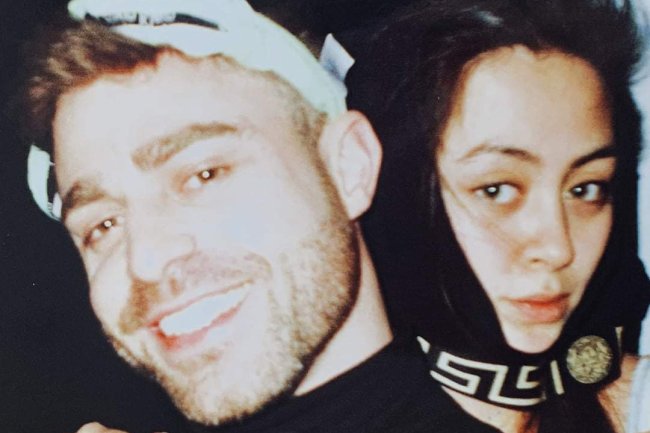 Lirik Penuh Emosi di ‘Old Friends’ yang Membangkitkan Kenangan