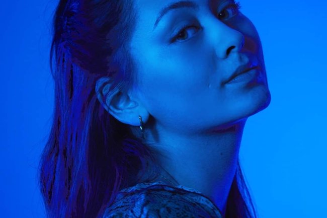 Lirik ‘Chandelier’ Versi Jasmine Thompson: Ekspresi Emosi yang Tersembunyi