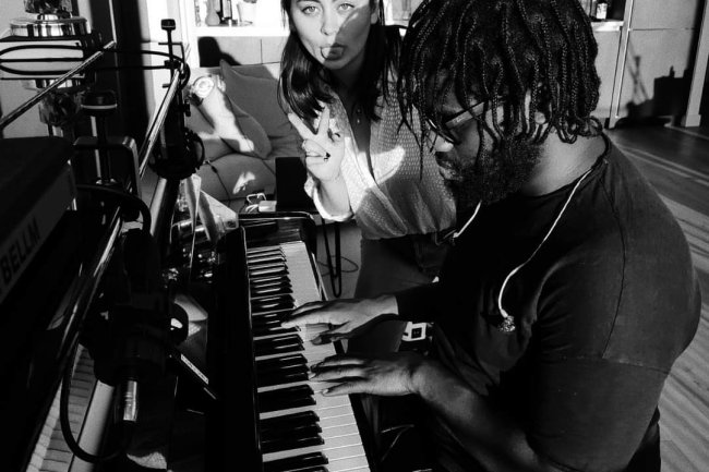 Romansa yang Berakhir di Lirik ‘Say You Won’t Let Go