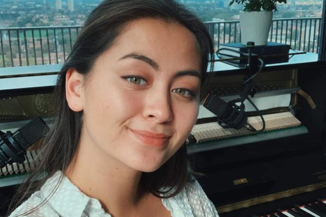 ‘I See Fire’ Versi Jasmine Thompson: Lirik yang Menggugah
