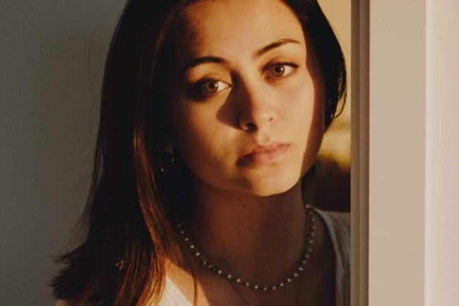 Lirik ‘Teardrops’ Versi Jasmine Thompson: Sebuah Kisah Patah Hati