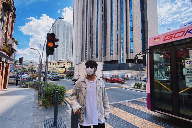 Emosi yang Tercermin dalam Lirik "Air Mata Kebahagiaan"