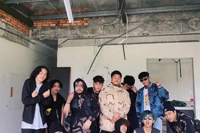 Perjalanan Cinta dalam Lirik "Ku Menunggu"