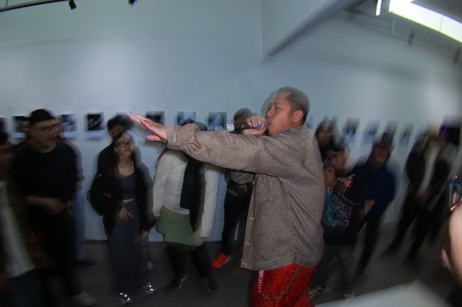 Dari Layar" Kritik Tajam Terhadap Kehidupan di Era Digital