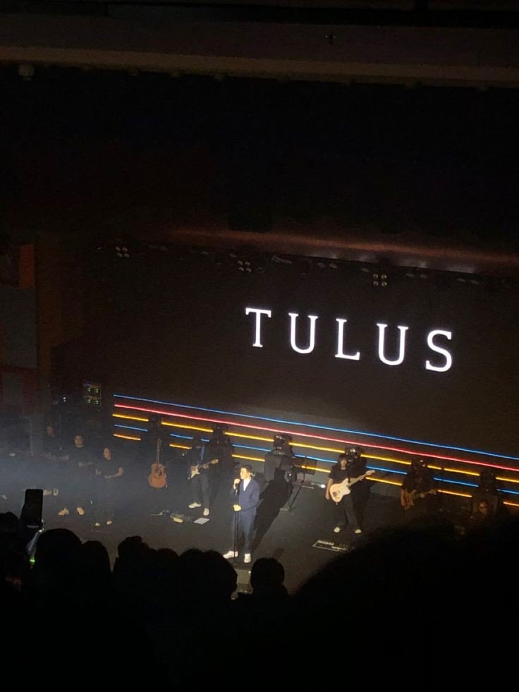 Album Gajah: Album kedua Tulus dirilis pada 2014, dengan lagu hits seperti "Gajah."