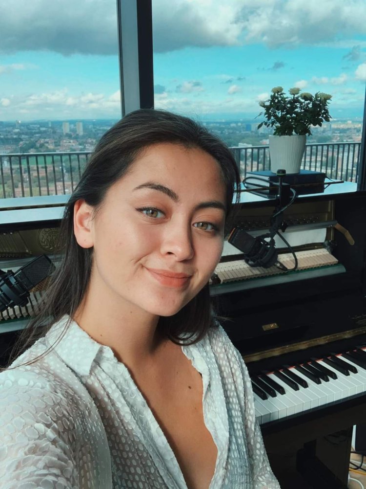 ‘I See Fire’ Versi Jasmine Thompson: Lirik yang Menggugah