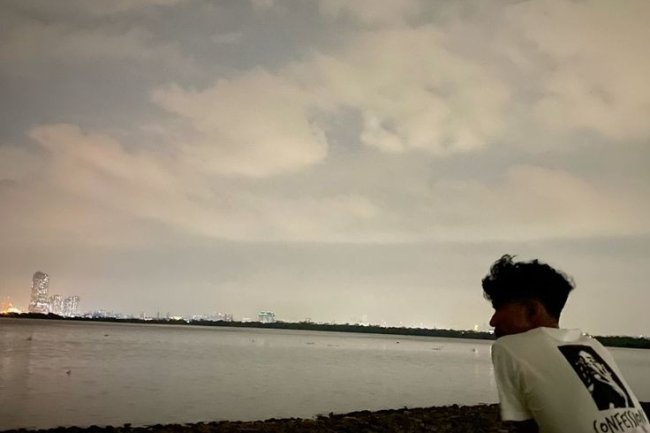 Mengulik Gaya Bermusik Teddy Adhitya yang Unik dan Berbeda