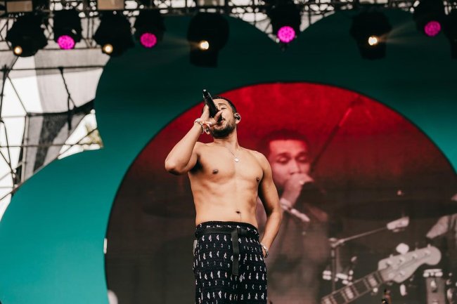 Thinking, Thinking: Kerinduan Akan Cinta dalam Lagu Teddy Adhitya