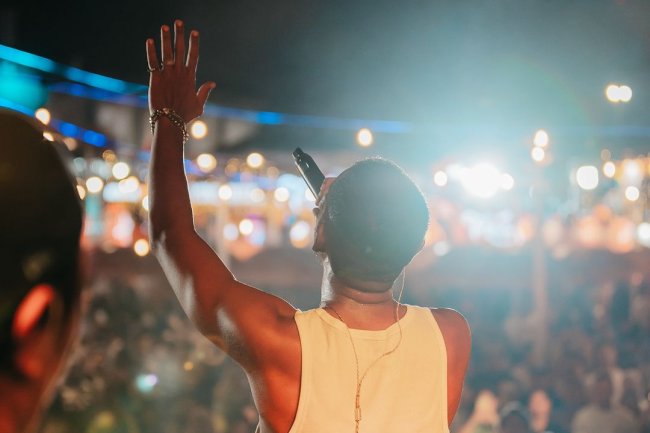 Suddenly, It’s Alright: Melodi Tentang Momen-momen Kebahagiaan yang Mendadak