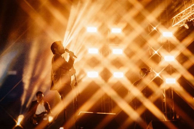 "Wrong" oleh Voxxes: Dilema Manis dalam Rasa yang Salah