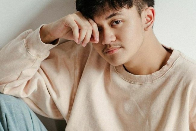 Makna Mendalam di Balik Lagu "Hey I'm Tired" dari Arash Buana