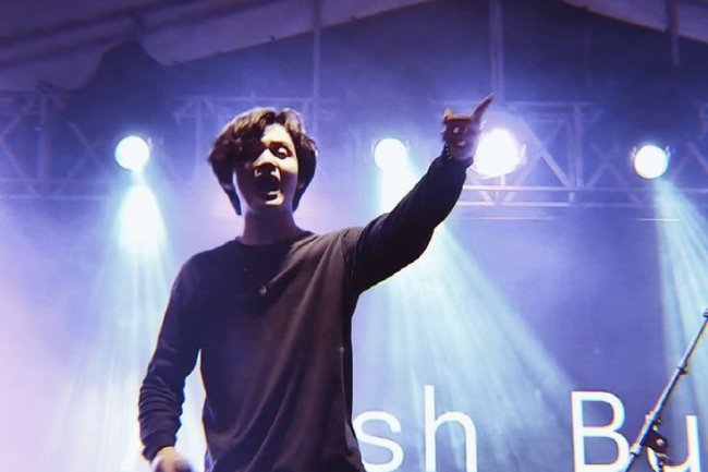 "Anything 4 U" oleh Arash Buana: Romansa yang Sederhana dan Tulus