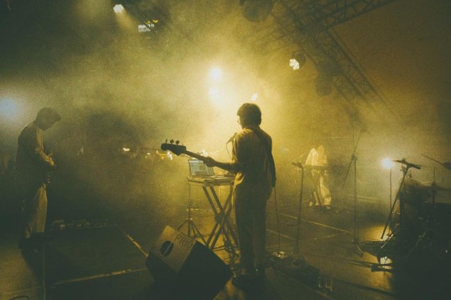 Self is Refueled: Menemukan Energi Baru dalam Lirik Reruntuh