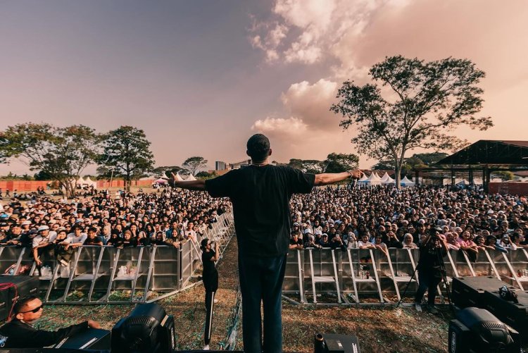 Turn Me: Ekspresi Cinta yang Memikat dalam Lagu Teddy Adhitya