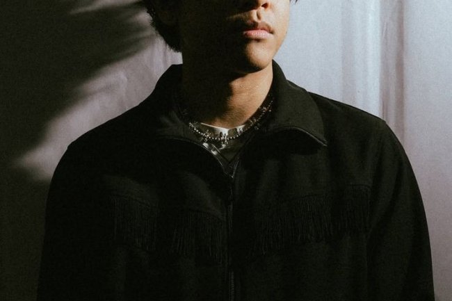 Membongkar Makna Lirik Lagu "Evaluasi" – Hindia