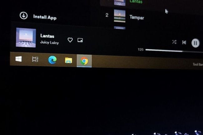 Playlist Galau ala Juicy Luicy untuk Move On: Menyembuhkan Luka Lewat Lagu