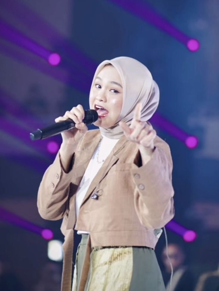 Bagaimana Salma Menggunakan Media Sosial untuk Berkarya